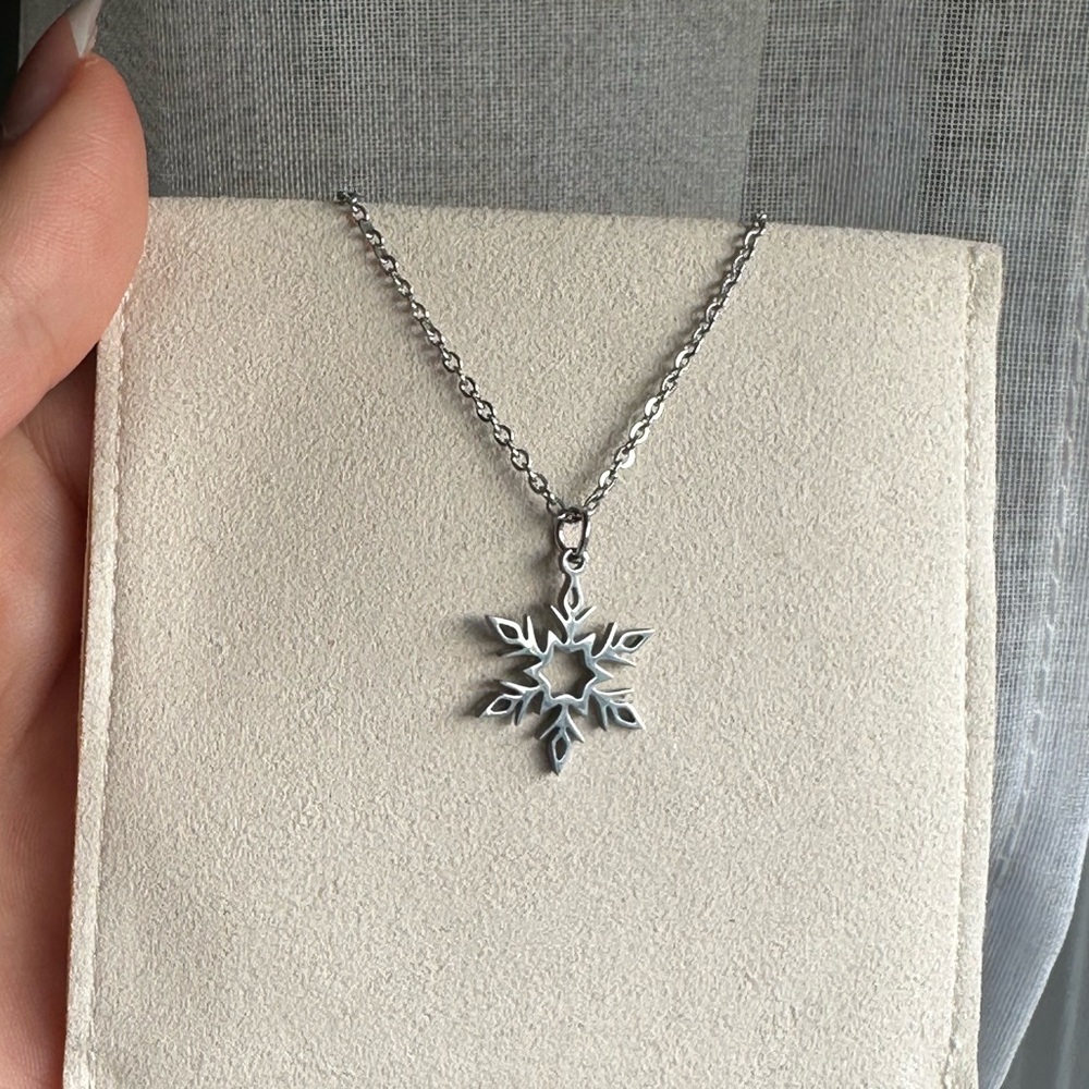 BRAND NEW Silver Snowflake necklace